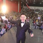 Kendi Yamai e a plateia do Miss Nikkey