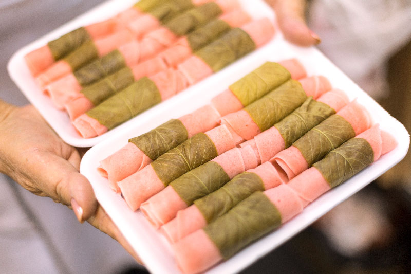 Sakura mochi estilo Edo com folha de cerejeira