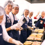 Voluntários no estande da província de Wakayama