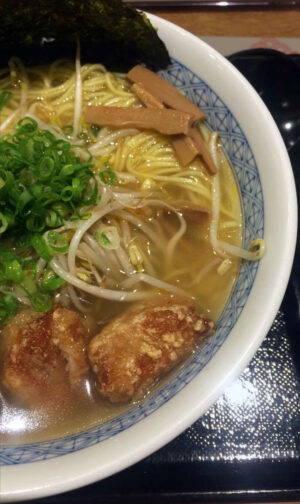 Shio ramen com karaague do Momo Lamen