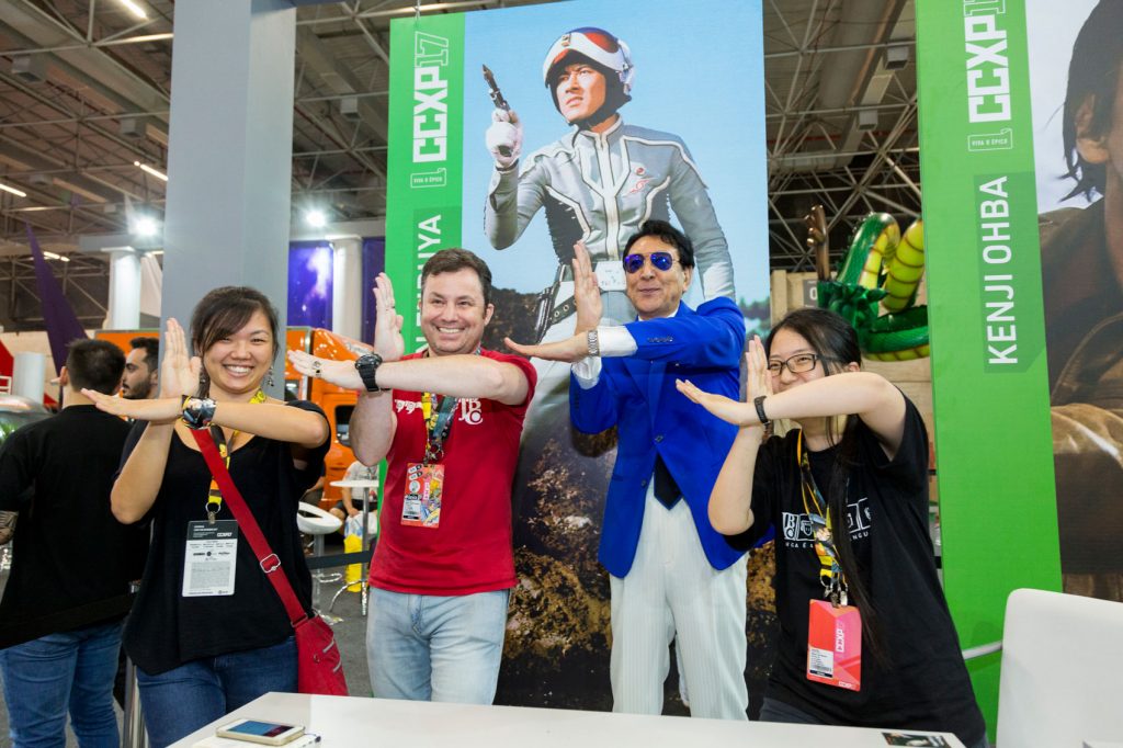 Bin Furuya com a equipe da JBC