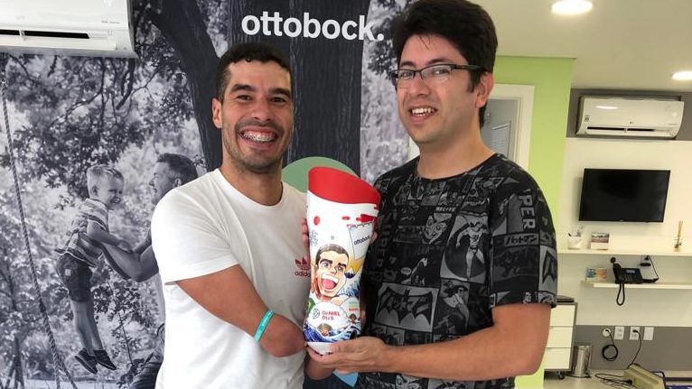 prótese ilustrada em mangá para Daniel Dias e o ilustrador Michel Borges